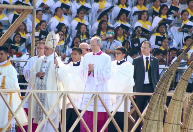 Francisco celebra la eucaristía en la playa de Huanchaco, en Trujillo (Perú)/EFE