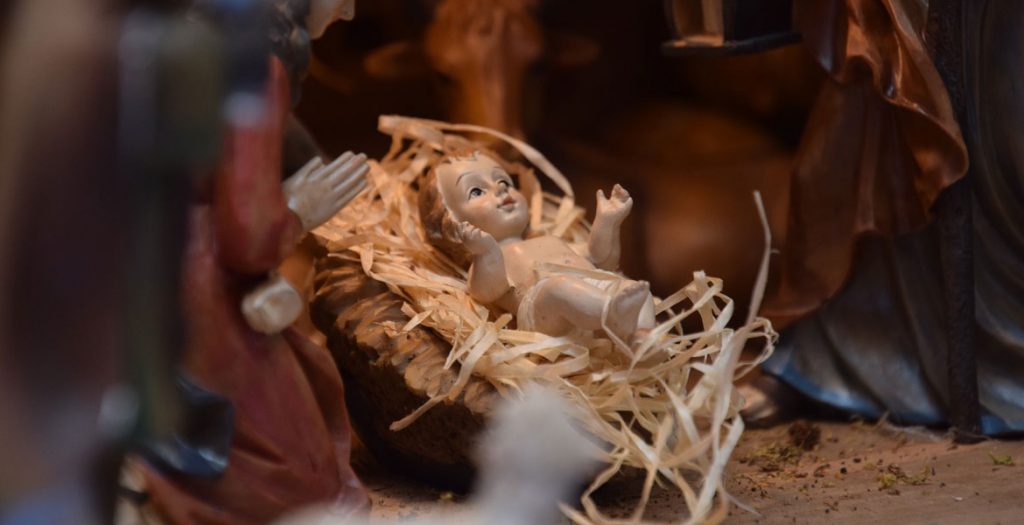 figura del Niño Jesús en el pesebre en un belén