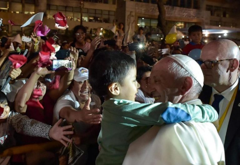 Un niño abraza al Papa Francisco en Lima, Perú/EFE