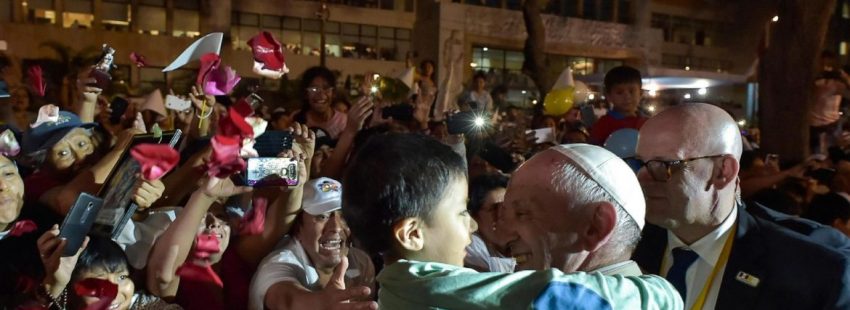 Un niño abraza al Papa Francisco en Lima, Perú/EFE