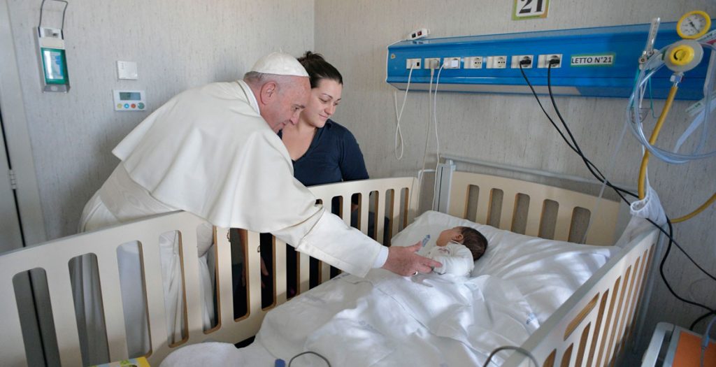 papa Francisco visita niños enfermos Hospital Bambino Gesú 5 enero 2018
