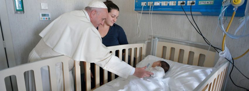 papa Francisco visita niños enfermos Hospital Bambino Gesú 5 enero 2018