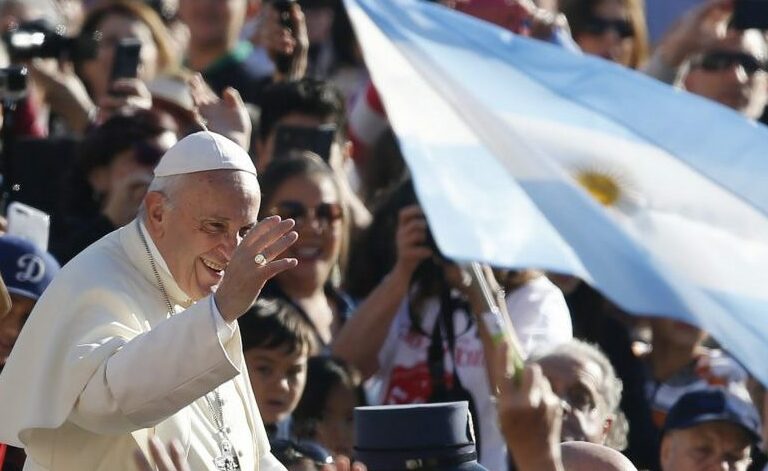 El Papa, durante la audiencia general, con una bandera argentina