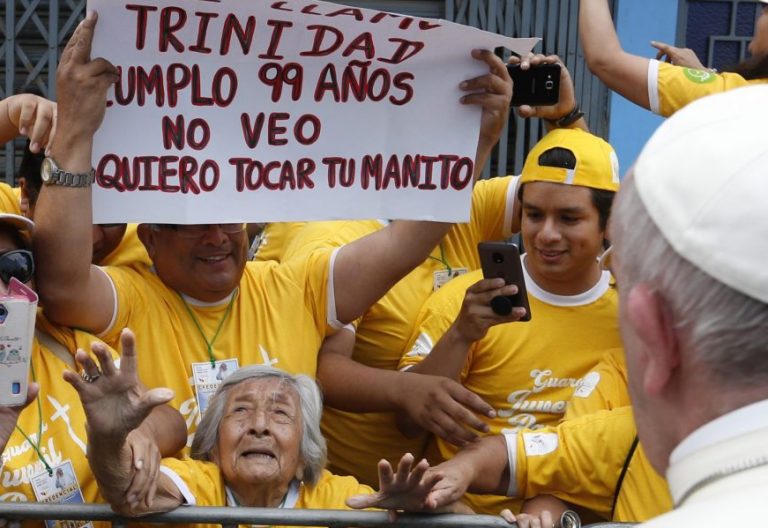 El Papa felicita a una anciana de 99 años en Trujillo, Perú/EFE