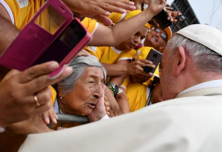 El Papa felicita a una anciana de 99 años en Trujillo, Perú/EFE