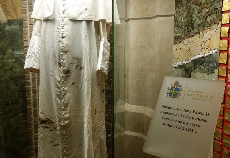 sotana de Juan Pablo II atentado 13 mayo 1981 santuario Cracovia