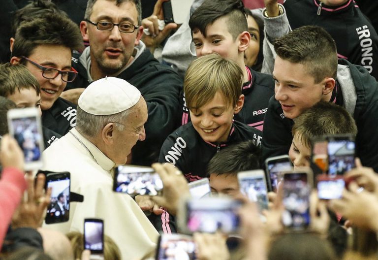 El Papa saluda a unos niños durante la Audiencia General del dia 28 de febrero