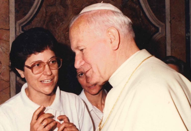 Esther Paniagua, con Juan Pablo II