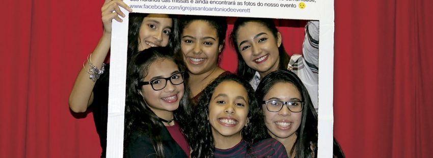 Un grupo de jóvenes brasileñas, en un encuentro previo al Sínodo de los obispos en Brasil