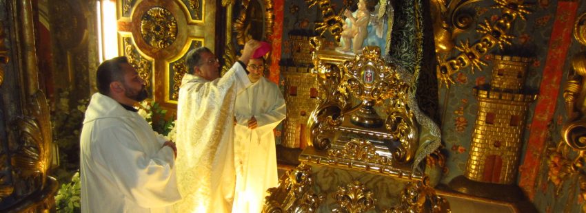 Ginés García Beltrán ante la Virgen de la Piedad, patrona de Baza