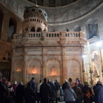 fieles rezando en el santo sepulcro despues de su reapertura