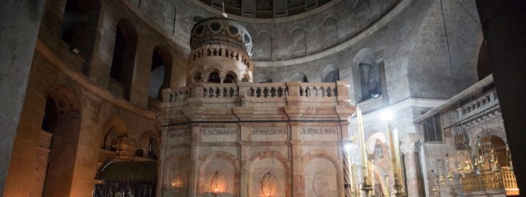 fieles rezando en el santo sepulcro despues de su reapertura