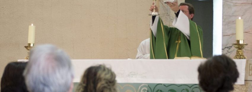 Un sacerdote celebra una eucaristía/Iglesia en Valladolid