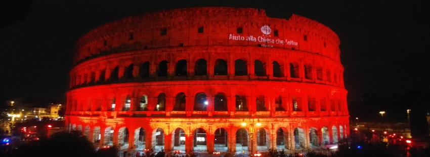 AIN iluminó de rojo el coliseo para recordar a los cristianos perseguidos