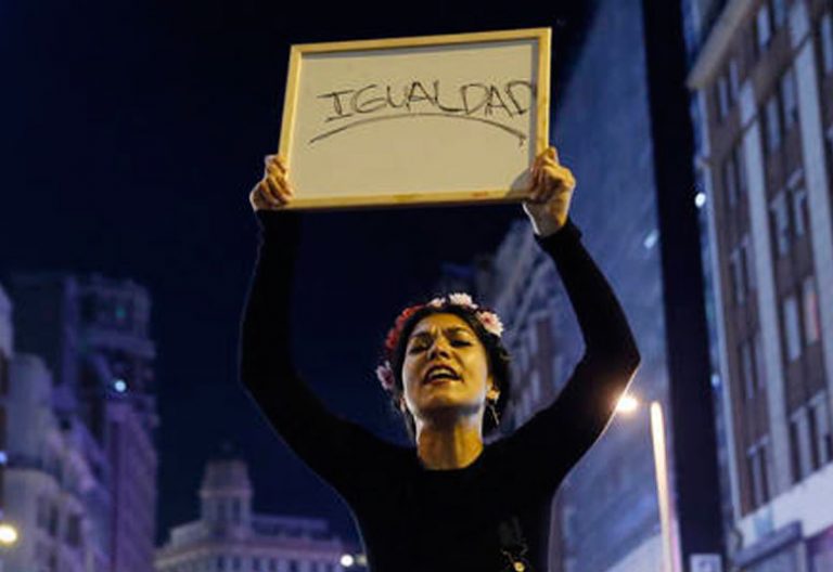 dia internacional e la mujer trabajadora mujer con un cartel en protesta