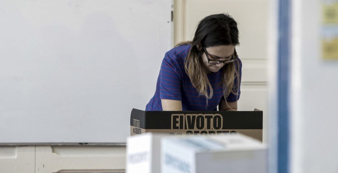 Una mujer vota en las elecciones de Costa Rica/EFE