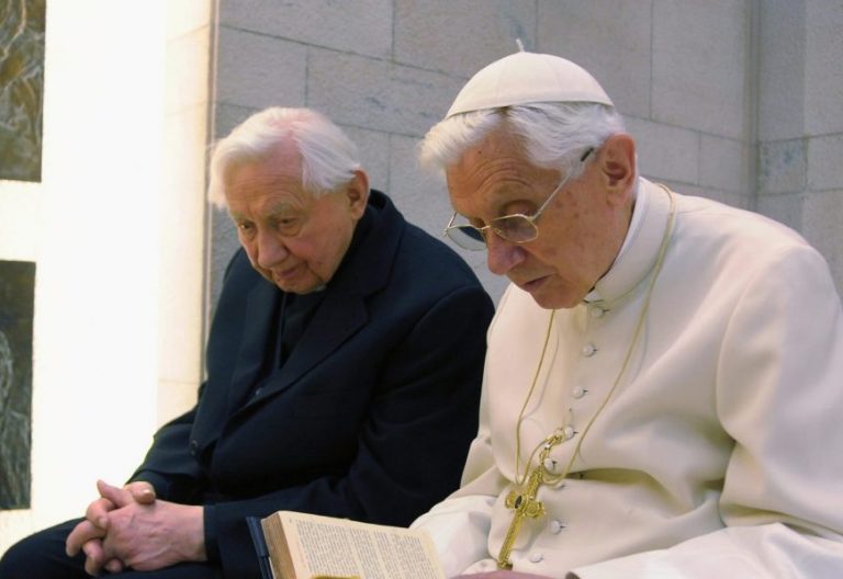 El Papa Benedicto XVI, con su hermano Georg Ratzinger/LOR