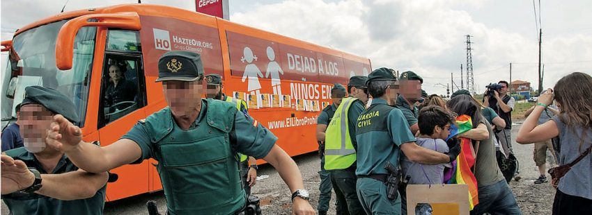 El autobús de Hazte Oír, atacado por activistas LGTBI