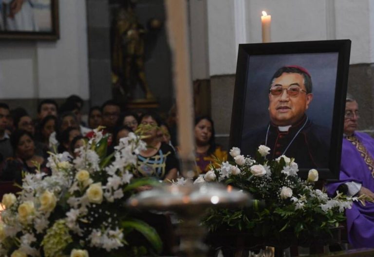 Multitudinaria y emotiva despedida del pueblo guatemalteco al arzobispo Vian Morales