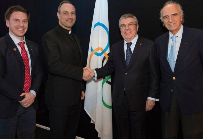 El subsecretario del Pontificio Consejo de la Cultura, Melchor Sánchez de Toca, saluda al presidente del Comité Olímpico Internacional (COI), Thomas Bach