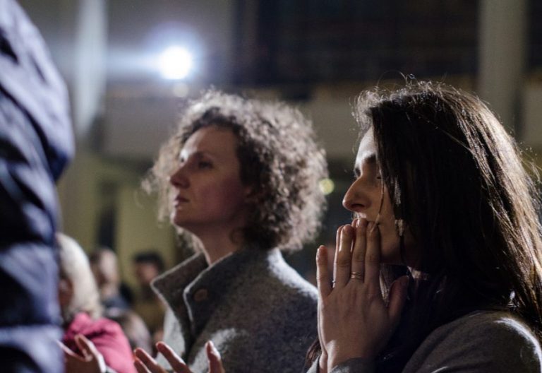 Dos mujeres, durante una oración en Cracovia/JMJ