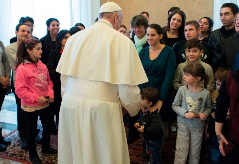 El papa Francisco, en una audiencia con niños huérfanos rumanos en enero de 2018