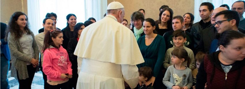 El papa Francisco, en una audiencia con niños huérfanos rumanos en enero de 2018