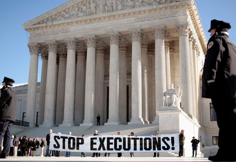 cartel contra la pena de muerte en una manifestación en Estados Unidos