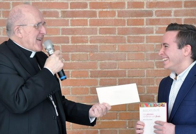 Carlos Osoro entrega el premio del concurso búscate en mi