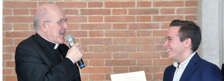 Carlos Osoro entrega el premio del concurso búscate en mi