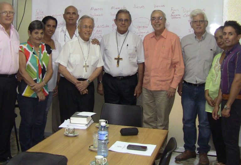 René Zamora (con camisa color salmón), con un grupo de profesores del Centro de Bioética Juan