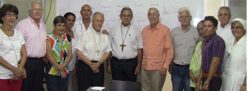 René Zamora (con camisa color salmón), con un grupo de profesores del Centro de Bioética Juan Pablo II de La Habana