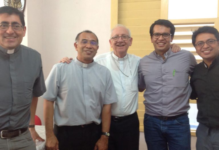 Cuatro agustinos recoletos con el obispo de holguin a su llegada a Cuba