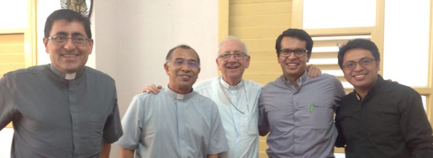 Cuatro agustinos recoletos con el obispo de holguin a su llegada a Cuba