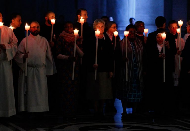 religiosos y religiosas celebrando en el Vaticano la Jornada Mundial de la Vida Consagrada 2 febrero 2017