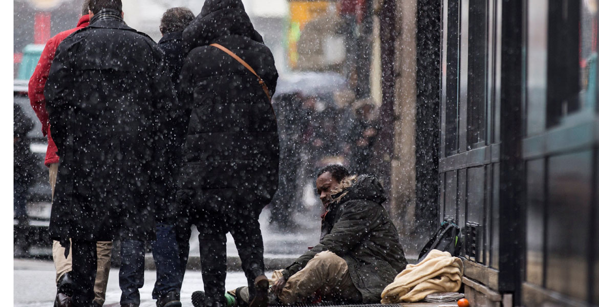Un inmigrante pide limosna en una calle de París durante la oleada de frío polar sufrida en febrero de 2018