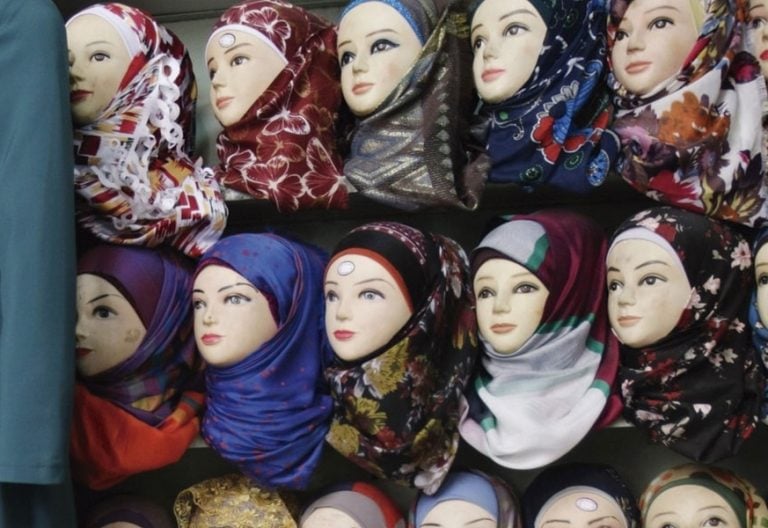 Escaparate con pañuelos musulmanes