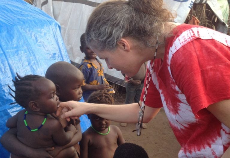 Yudith Pereira misionera española en sudan atendiendo niños