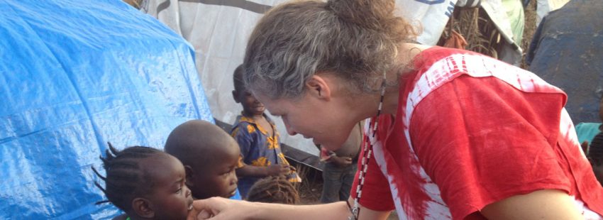 Yudith Pereira misionera española en sudan atendiendo niños