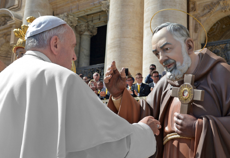 Francisco, junto a una estatua del Padre Pío en el Vaticano