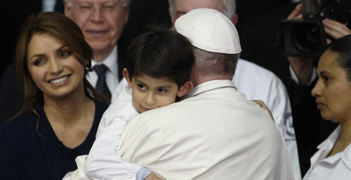 El Papa Francisco abraza a un niño enfermo durante su viaje a México