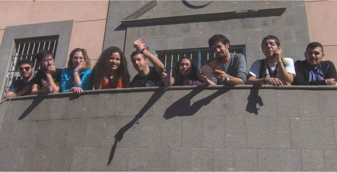 jóvenes asomandose a una escalera foto hecha por raquel misma