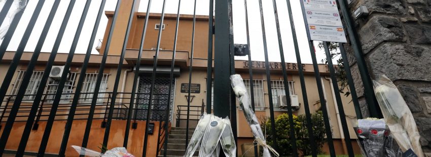 flores en el lugar del atentado fde francia el pasado dia 23 de marzo de 2018