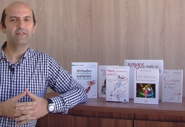 fernando cordero habla un poco de si mismo junto a sus libros en un video