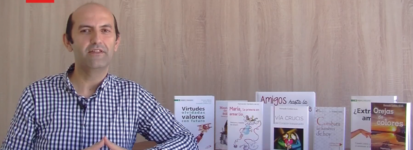 fernando cordero habla un poco de si mismo junto a sus libros en un video