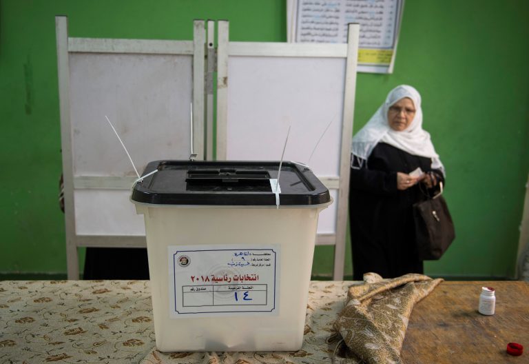 Una mujer acude a votar en las elecciones egipcias
