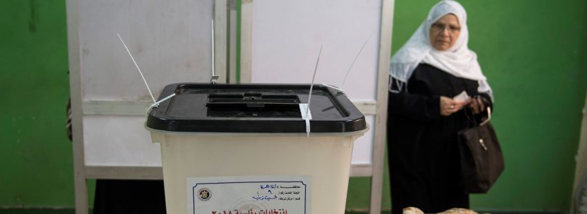 Una mujer acude a votar en las elecciones egipcias
