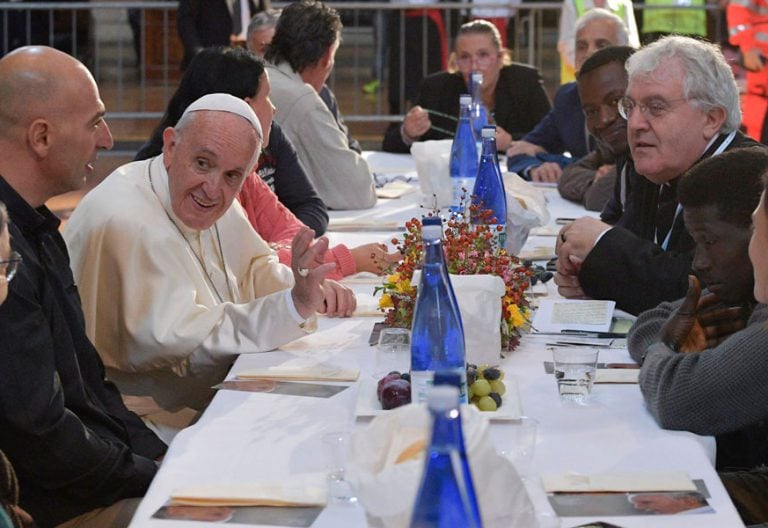 EL Papa francisco come con pobres y refugiados en octubre de 2017 en bolonia