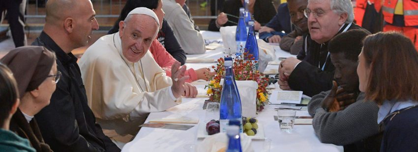 EL Papa francisco come con pobres y refugiados en octubre de 2017 en bolonia