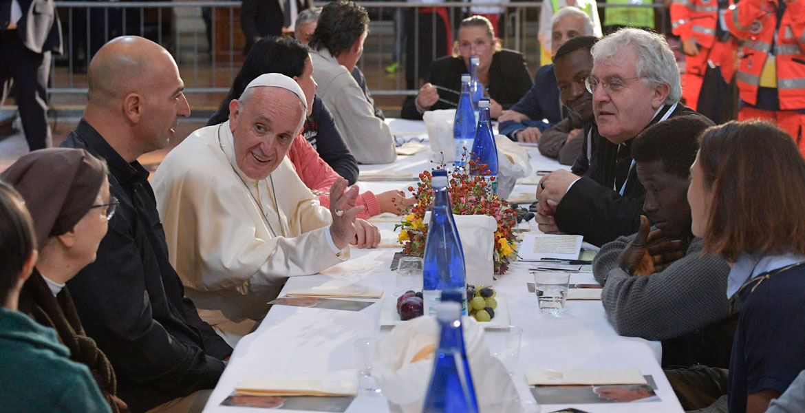 EL Papa francisco come con pobres y refugiados en octubre de 2017 en bolonia